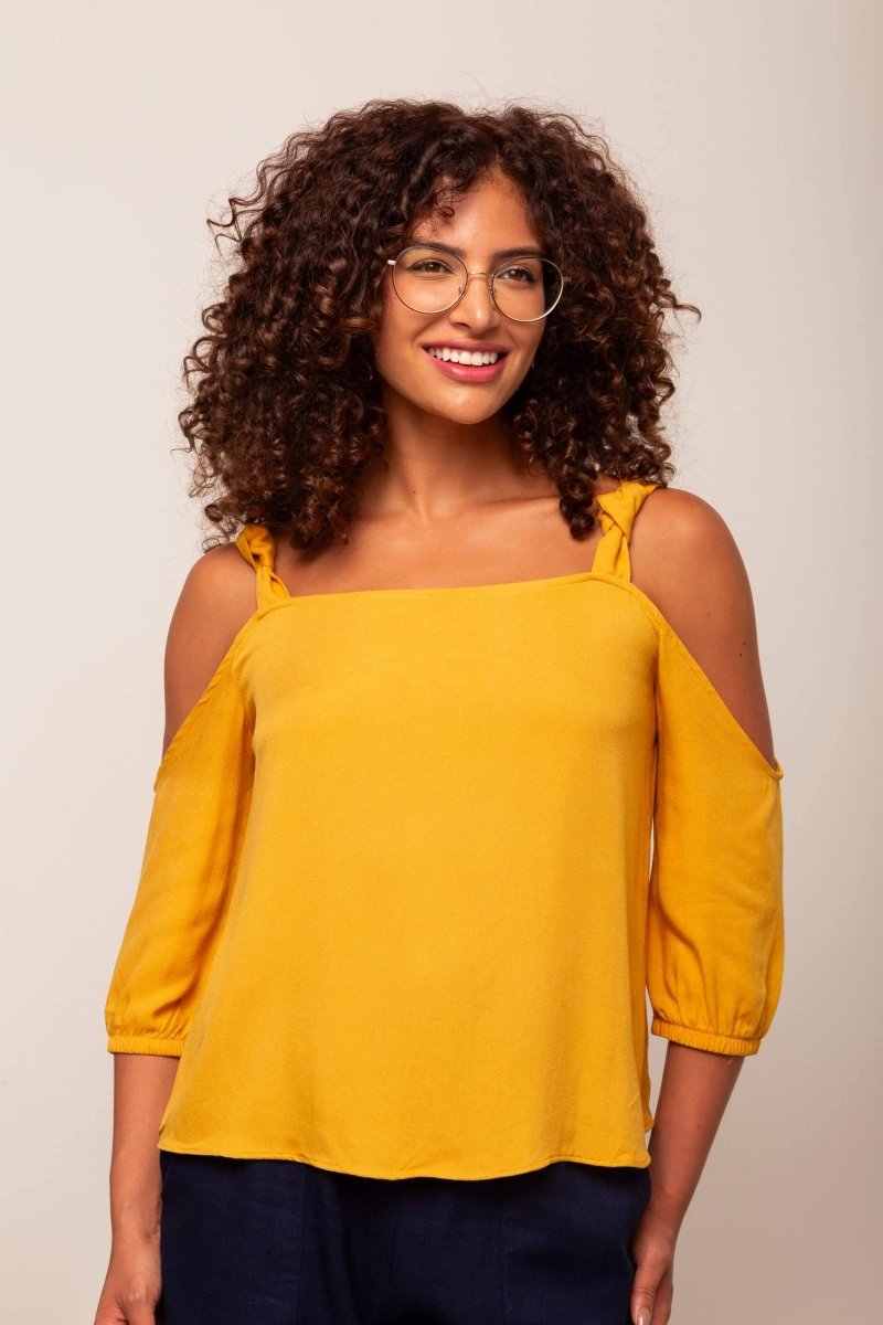 Blusa com Fenda Ombro Office - Mostarda - Uhnika