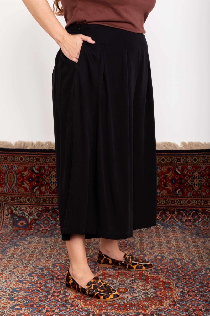 Calça Saia Alfaiataria - Preto - Uhnika