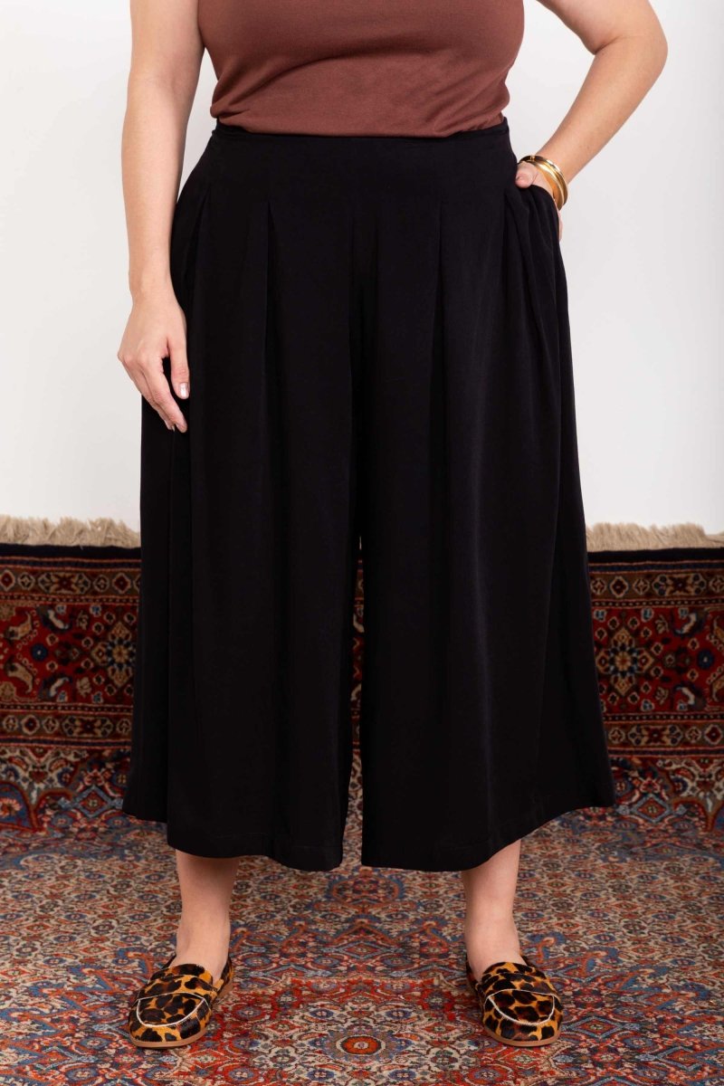 Calça Saia Alfaiataria - Preto - Uhnika