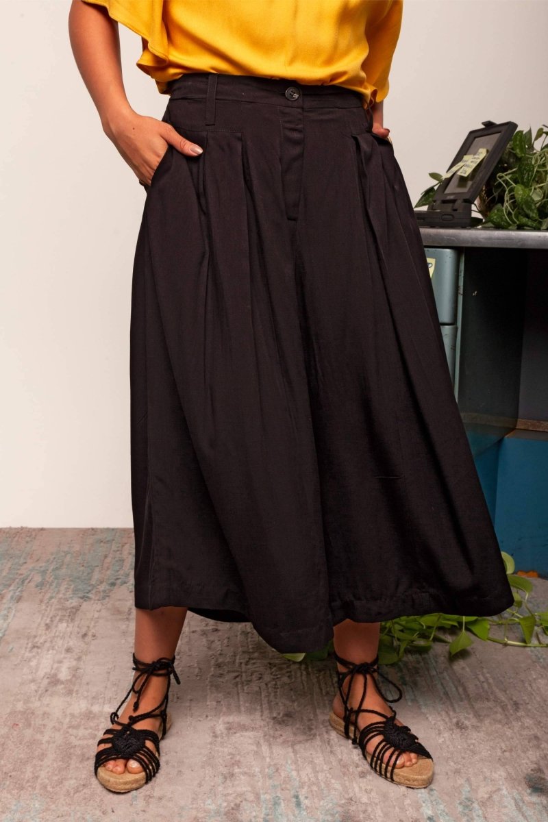 Calça Saia Alfaiataria com Botão - Preto - Uhnika