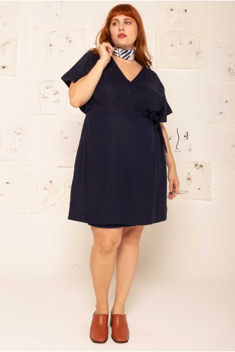 Vestido Curto de Linho Transpassado - Azul Marinho - Uhnika