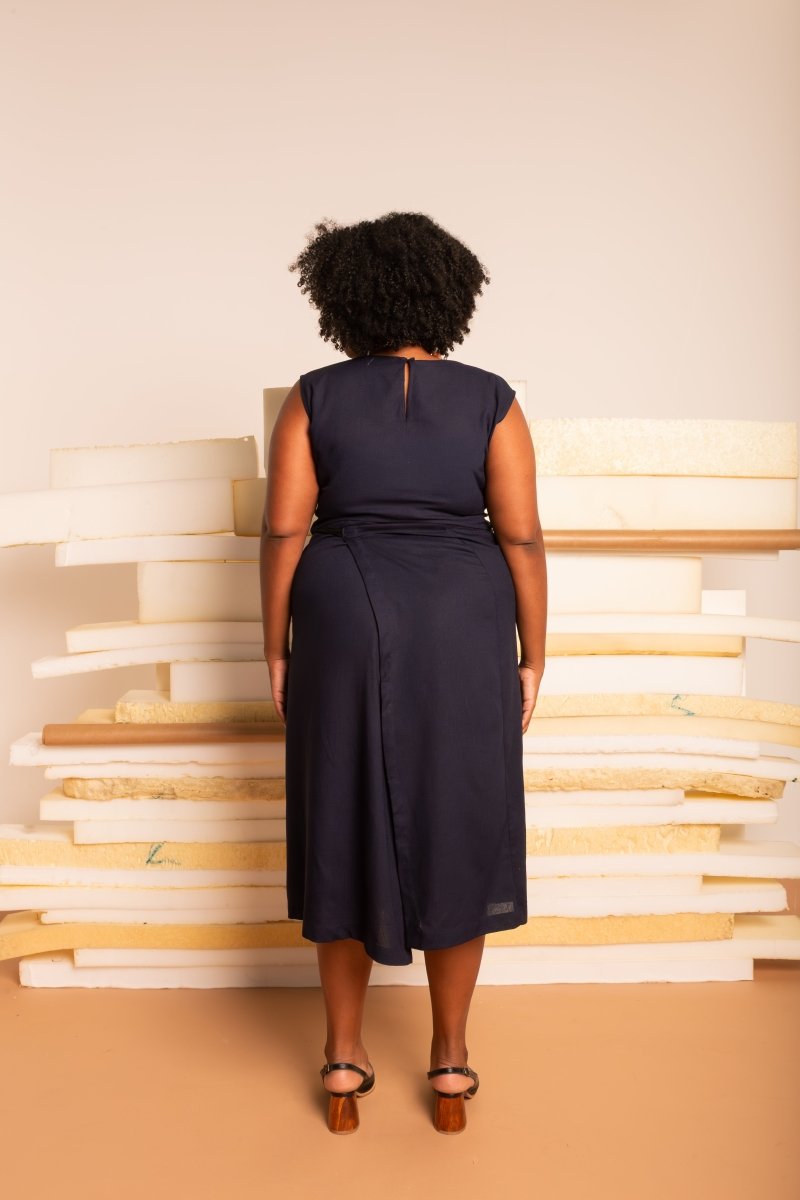 Vestido Transpassado de Linho Alongado - Azul Marinho - Uhnika