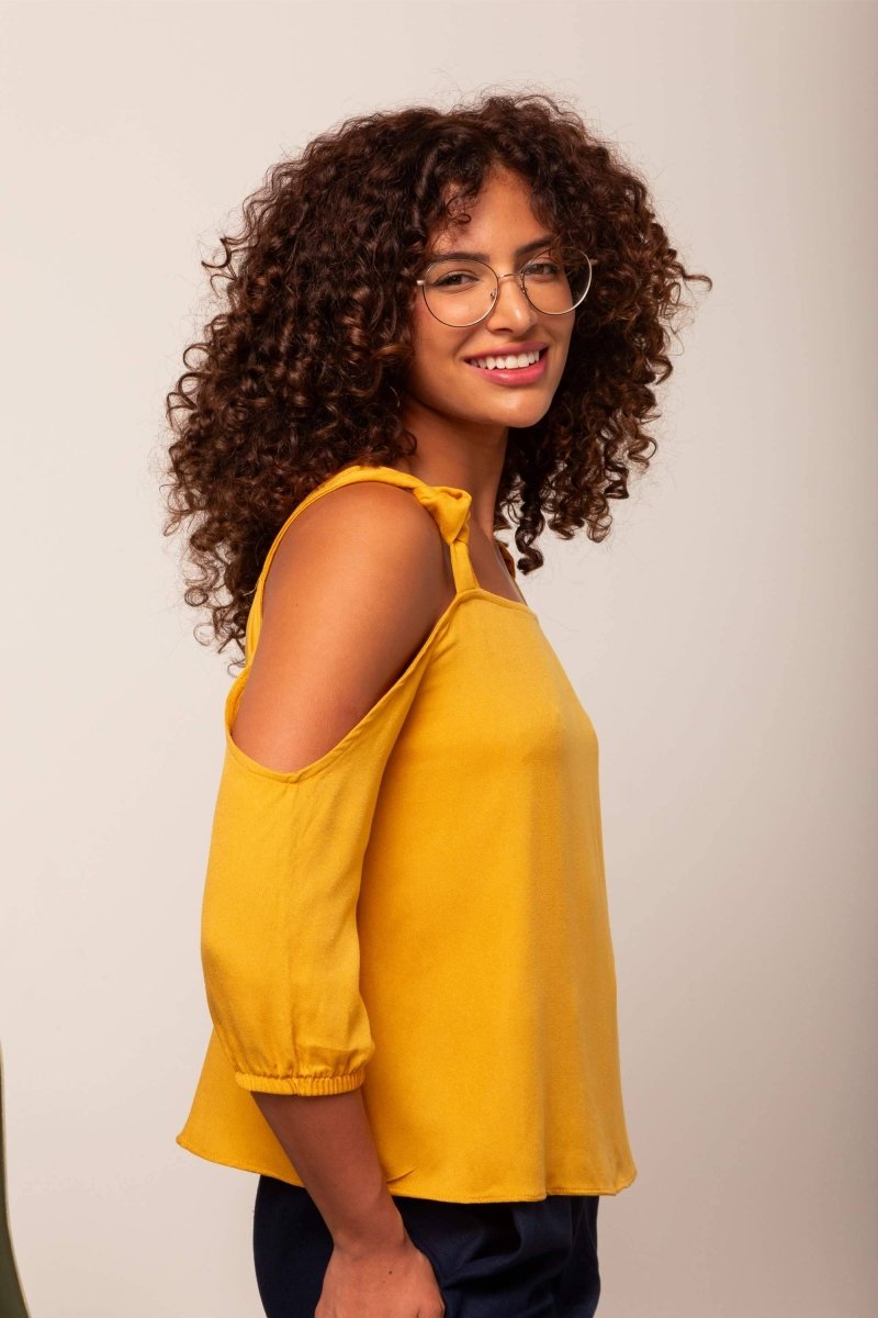 Blusa com Fenda Ombro Office - Mostarda - Uhnika