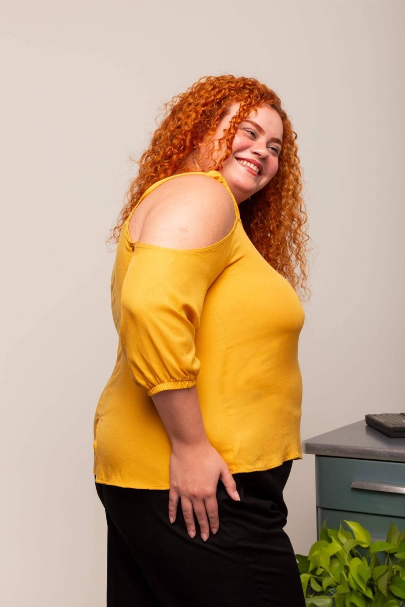 Blusa com Fenda Ombro Office - Mostarda - Uhnika