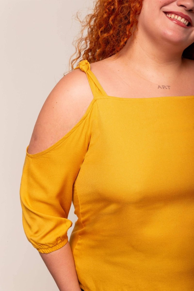 Blusa com Fenda Ombro Office - Mostarda - Uhnika