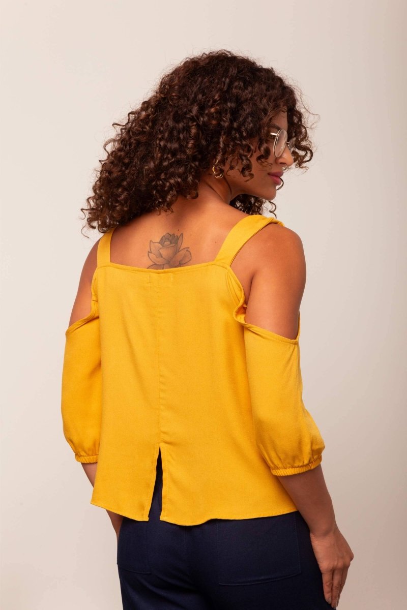 Blusa com Fenda Ombro Office - Mostarda - Uhnika