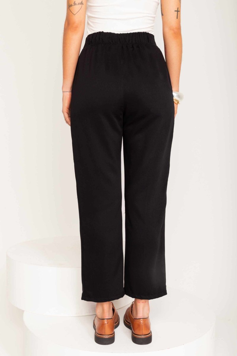 Calça Alfaiataria de Viscose com Friso Frontal - Preto - Uhnika