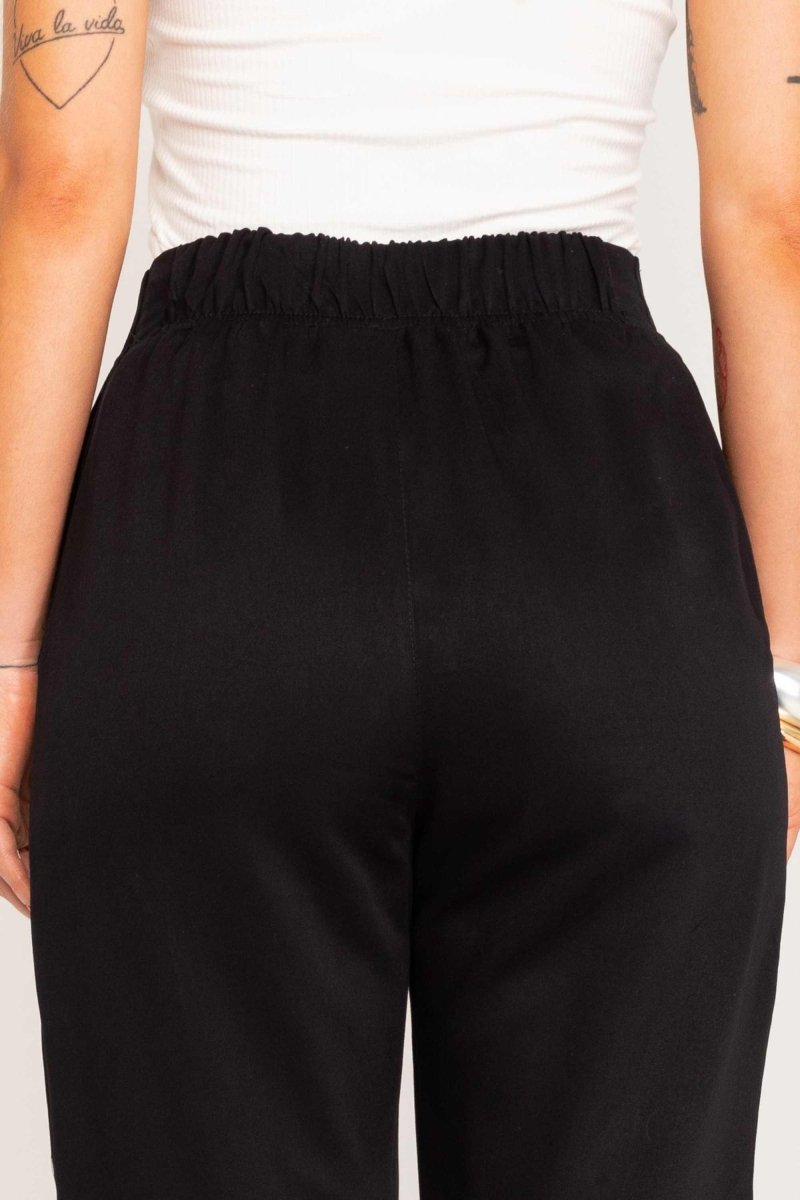 Calça Alfaiataria de Viscose com Friso Frontal - Preto - Uhnika