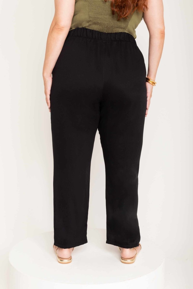 Calça Alfaiataria de Viscose com Friso Frontal - Preto - Uhnika