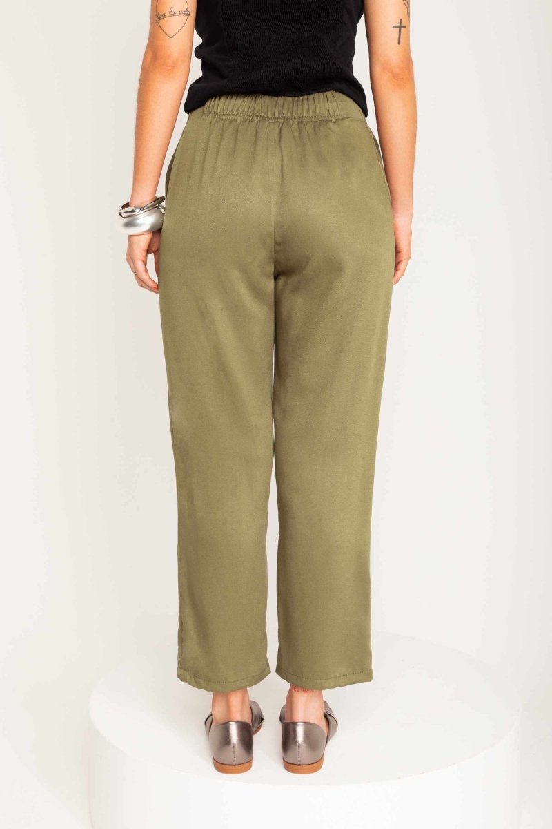Calça Alfaiataria de Viscose com Friso Frontal - Verde - Uhnika