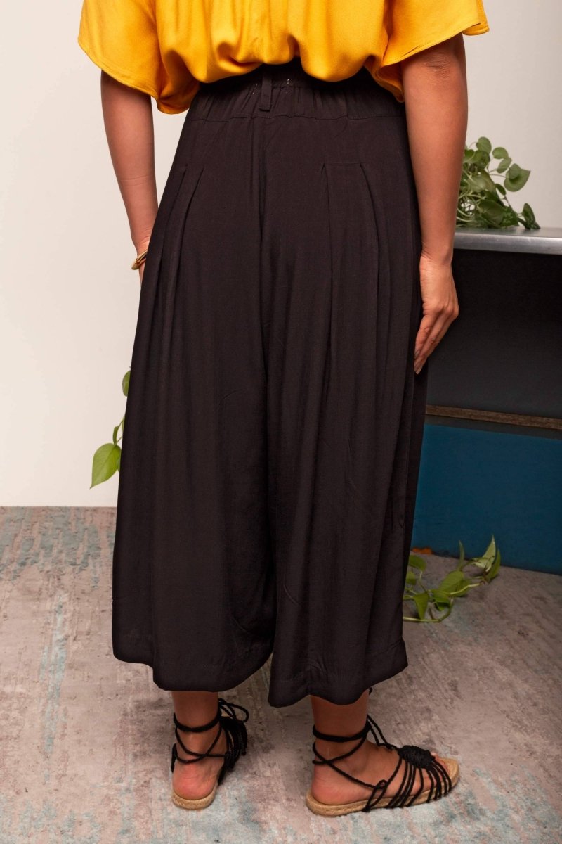 Calça Saia Alfaiataria com Botão - Preto - Uhnika