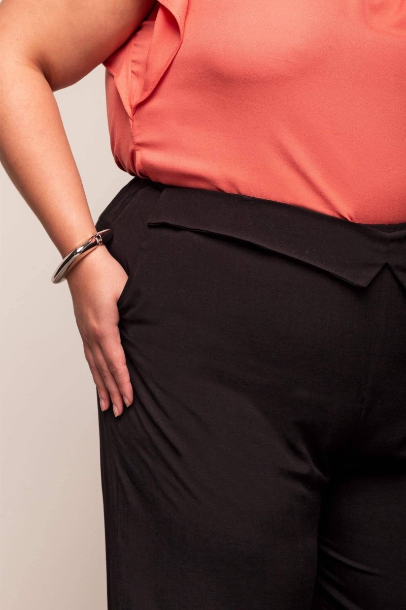 Calça Reta Office Cós em V - Preto - Uhnika