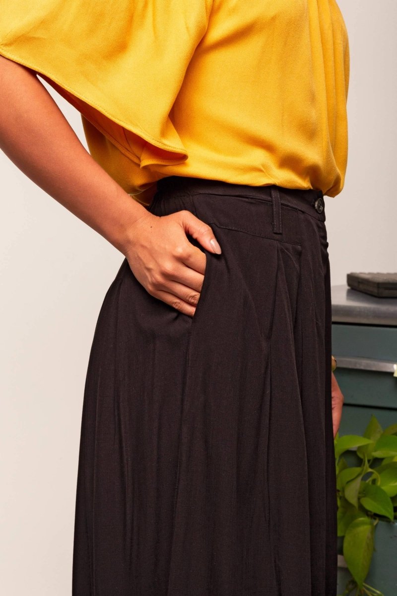 Calça Saia Alfaiataria com Botão - Preto - Uhnika
