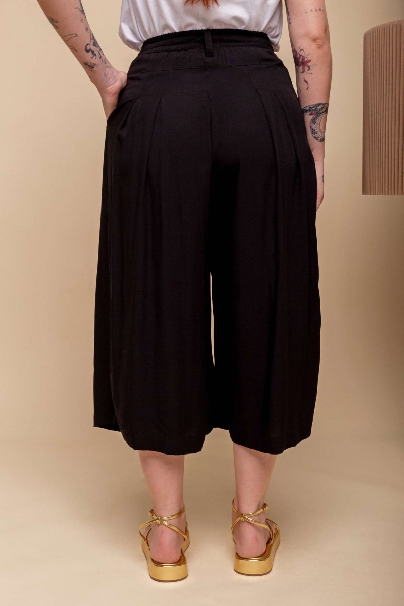 Calça Saia Alfaiataria com Botão - Preto - Uhnika
