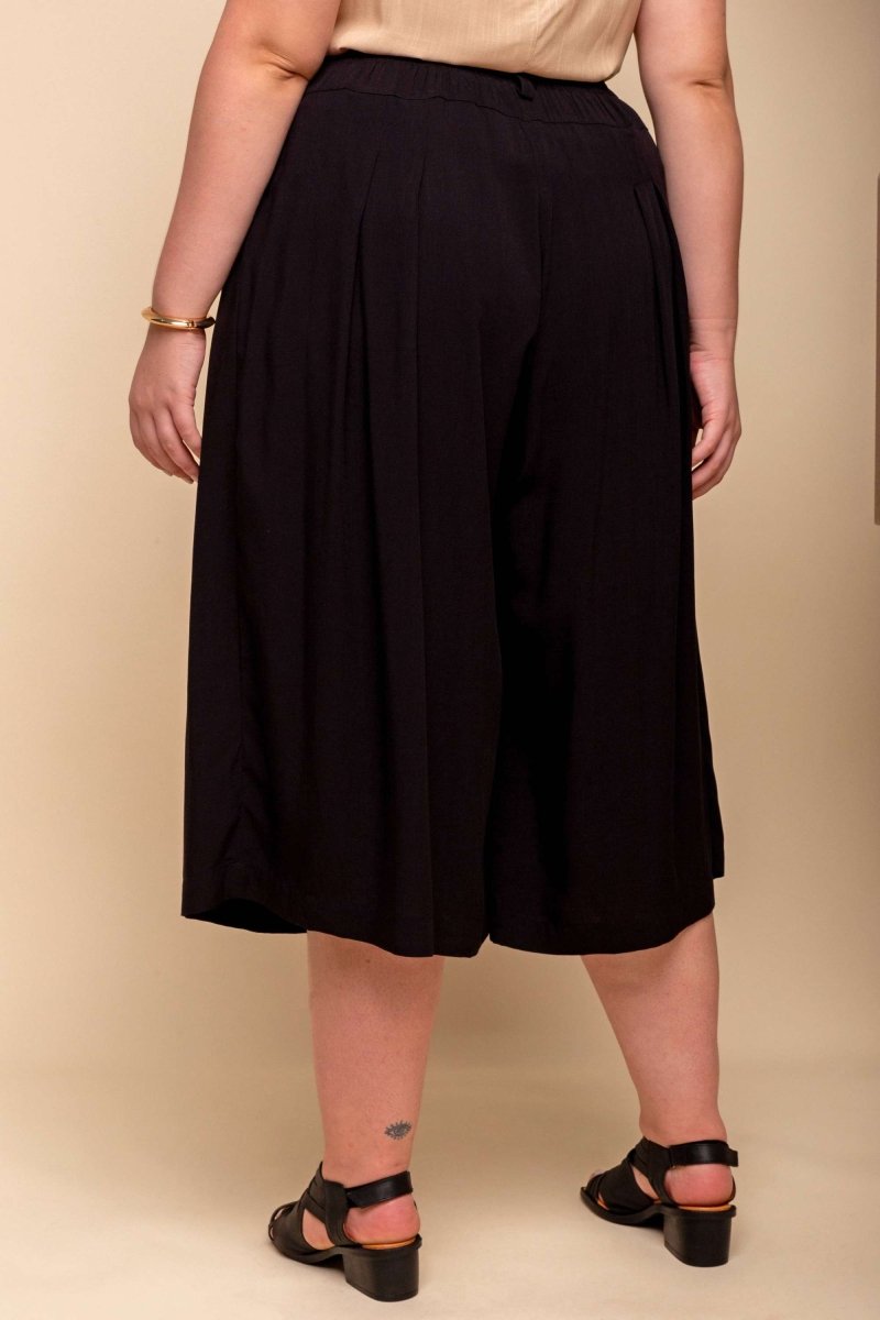 Calça Saia Alfaiataria com Botão - Preto - Uhnika