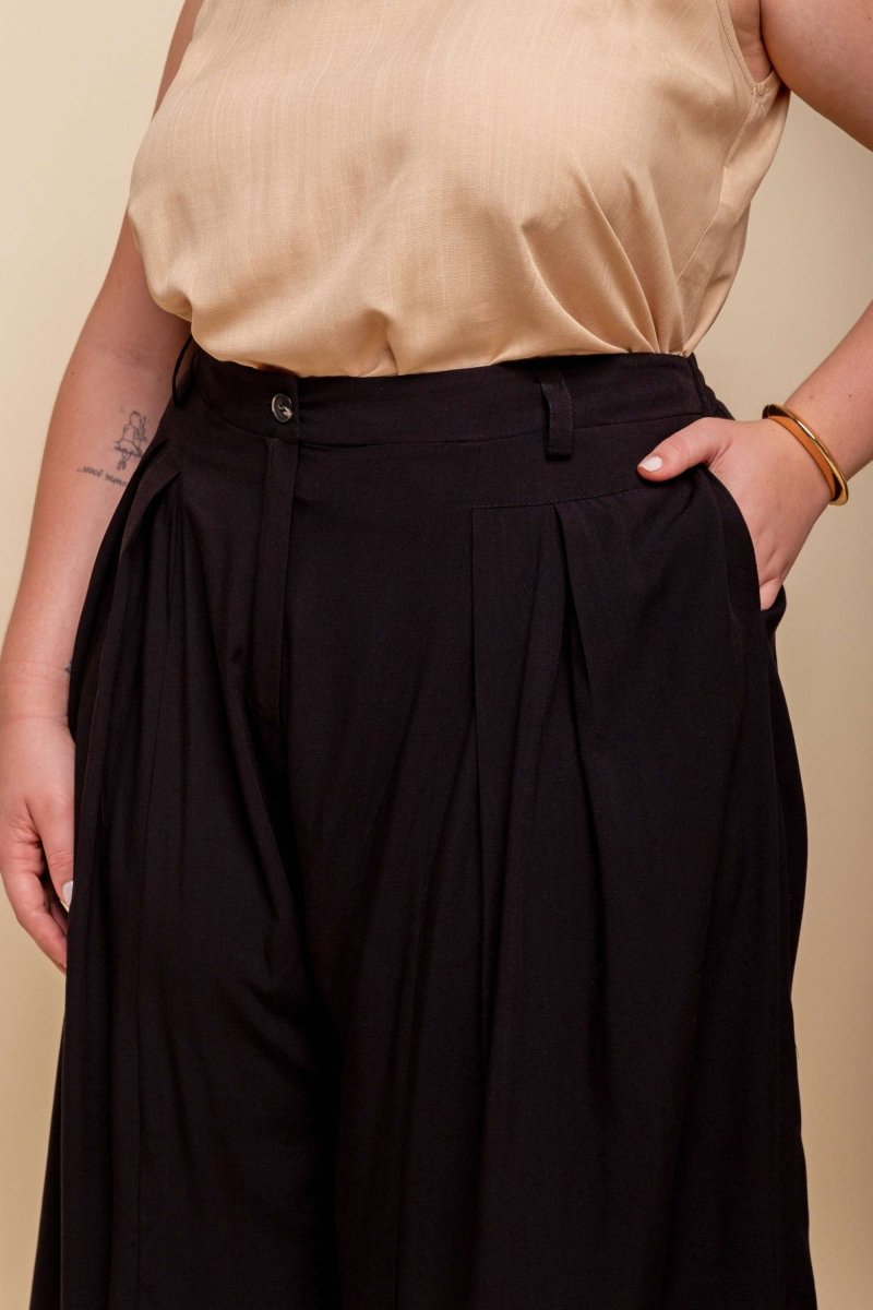 Calça Saia Alfaiataria com Botão - Preto - Uhnika