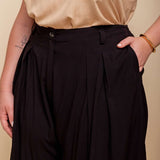 Calça Saia Alfaiataria com Botão - Preto - Uhnika