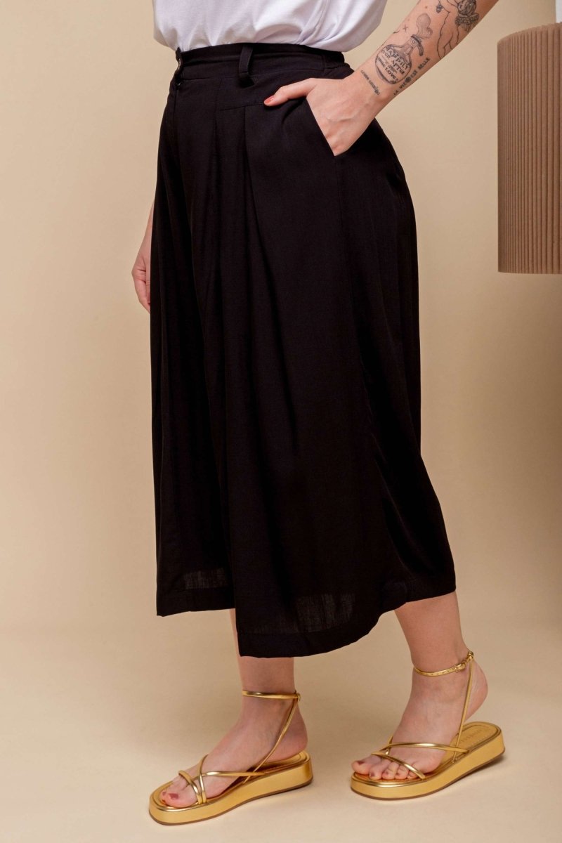 Calça Saia Alfaiataria com Botão - Preto - Uhnika