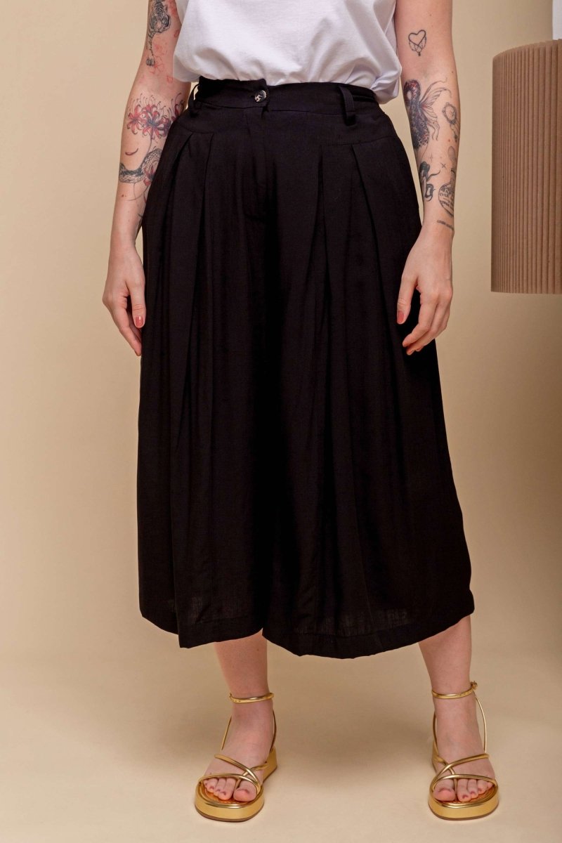 Calça Saia Alfaiataria com Botão - Preto - Uhnika