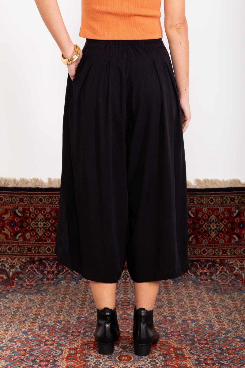 Calça Saia Alfaiataria - Preto - Uhnika