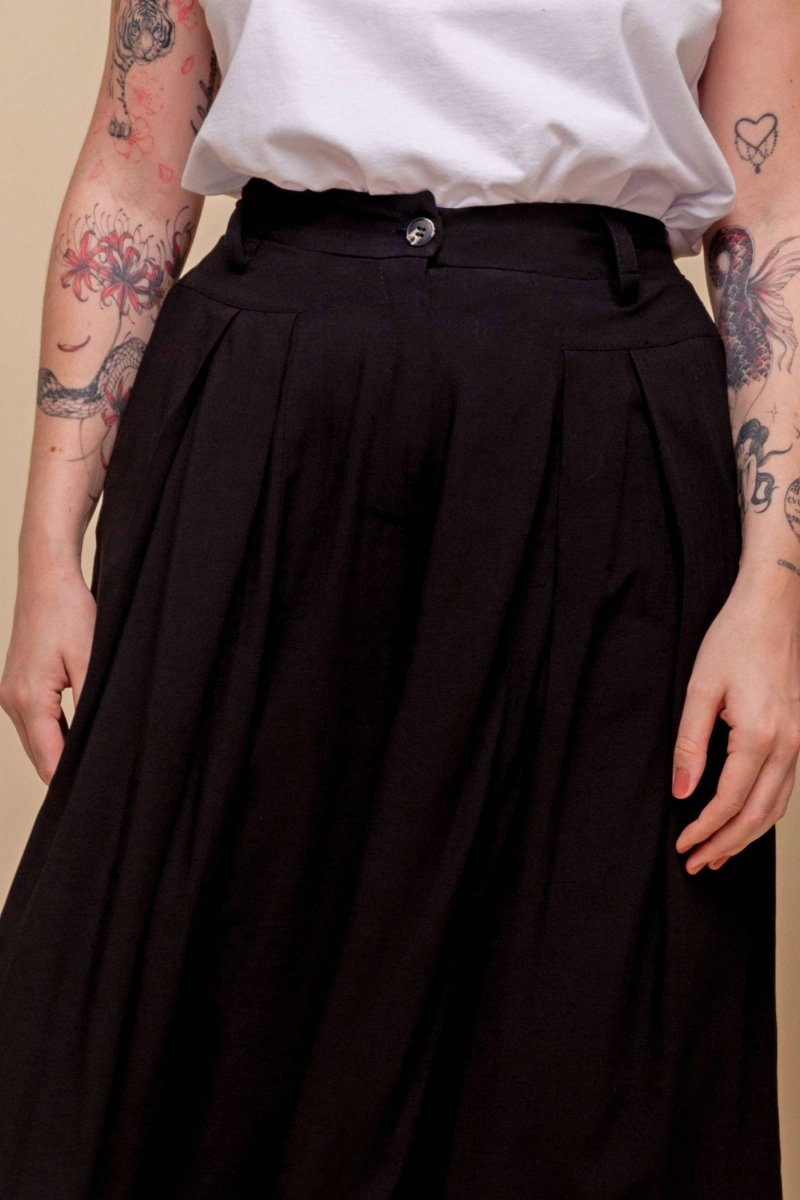 Calça Saia Alfaiataria com Botão - Preto - Uhnika